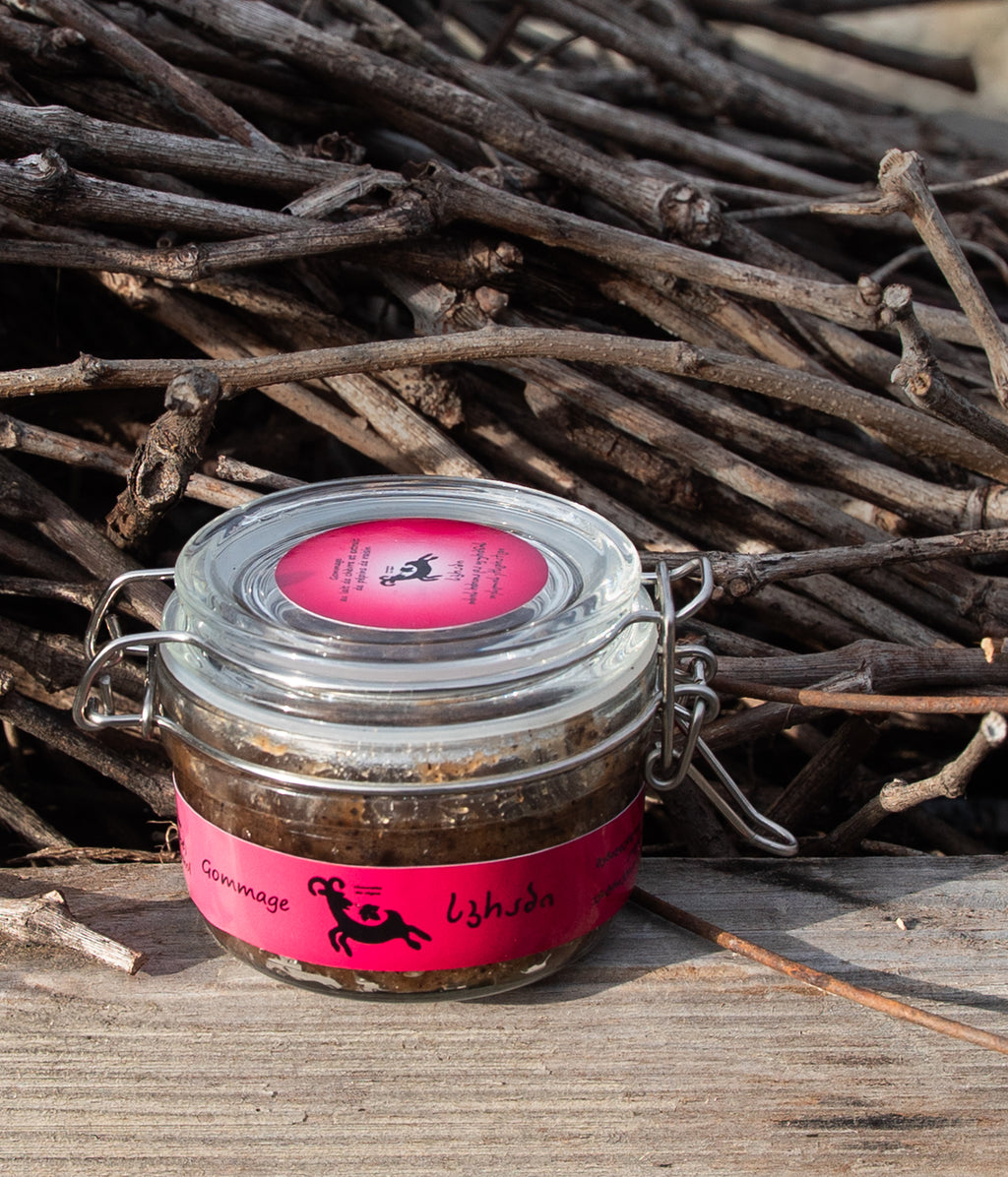 Scrub with goat milk and grapeseed